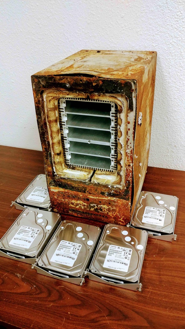 Сервер ioSafe NAS после пожара Сервер ioSafe NAS после пожара